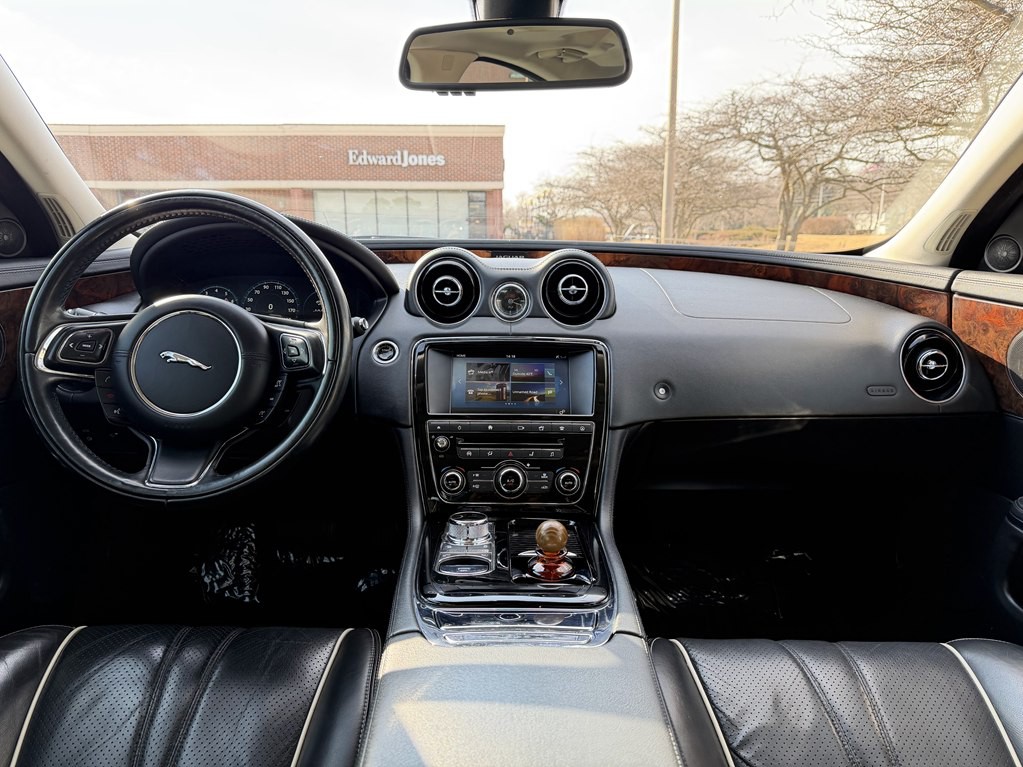 2016 Jaguar XJ Image 61
