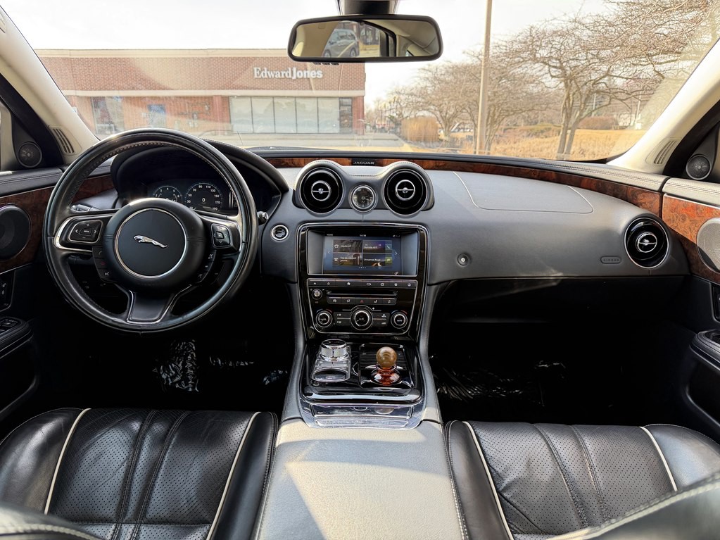 2016 Jaguar XJ Image 62