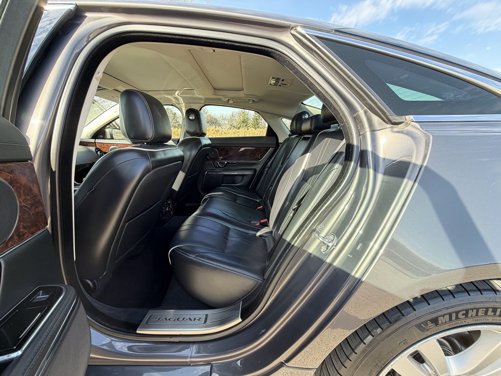 2016 Jaguar XJ Image 65