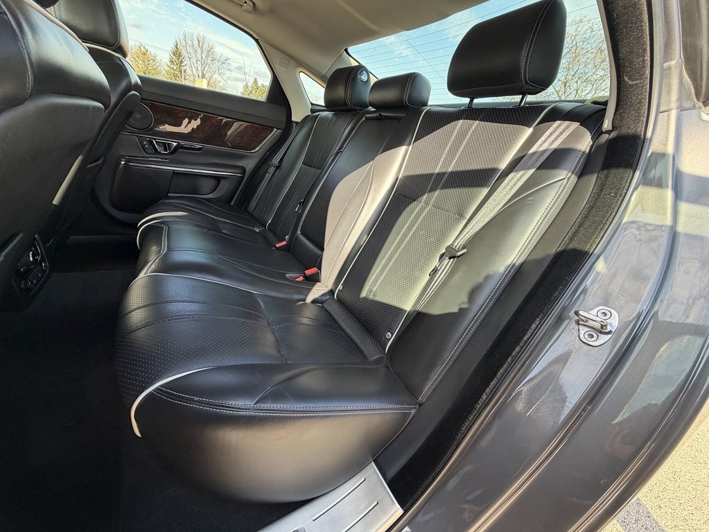 2016 Jaguar XJ Image 66