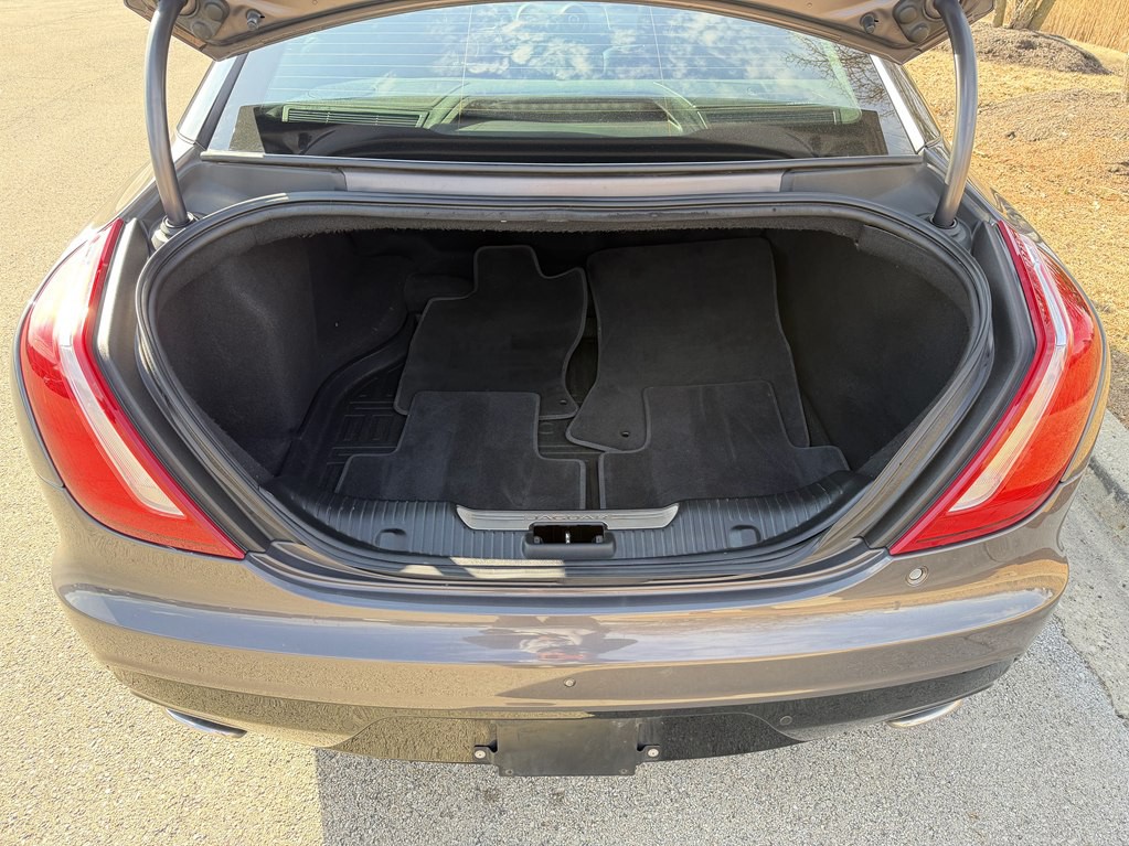 2016 Jaguar XJ Image 73