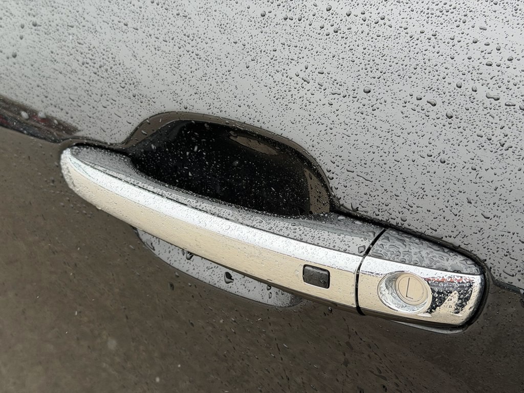 2009 Hyundai Genesis Image 9