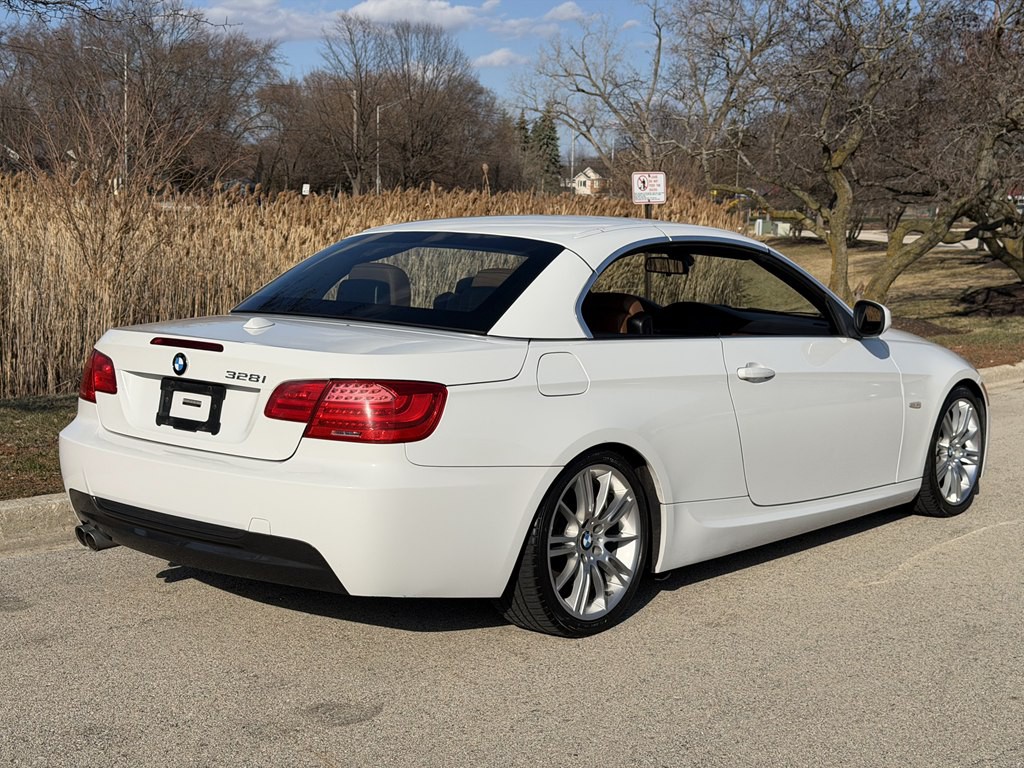 2011 BMW 3 Series Image 2