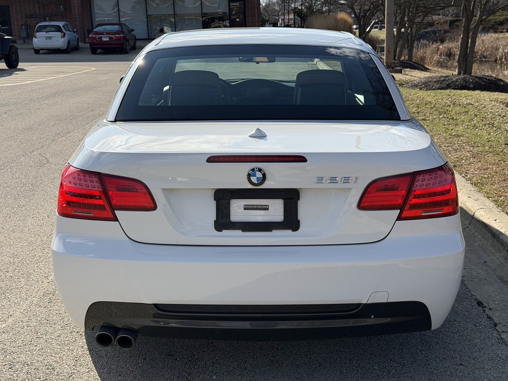 2011 BMW 3 Series Image 8