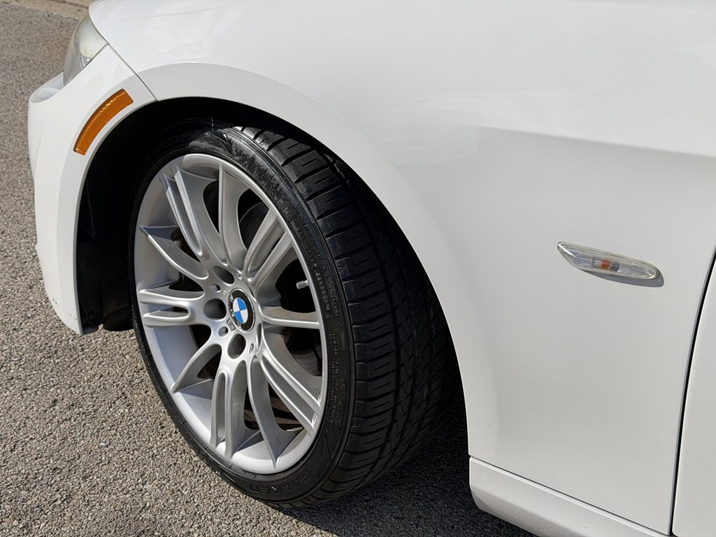 2011 BMW 3 Series Image 13