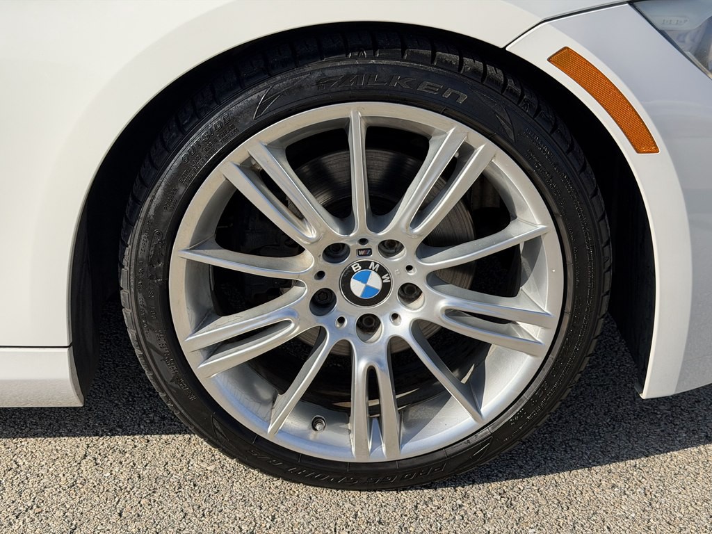 2011 BMW 3 Series Image 16