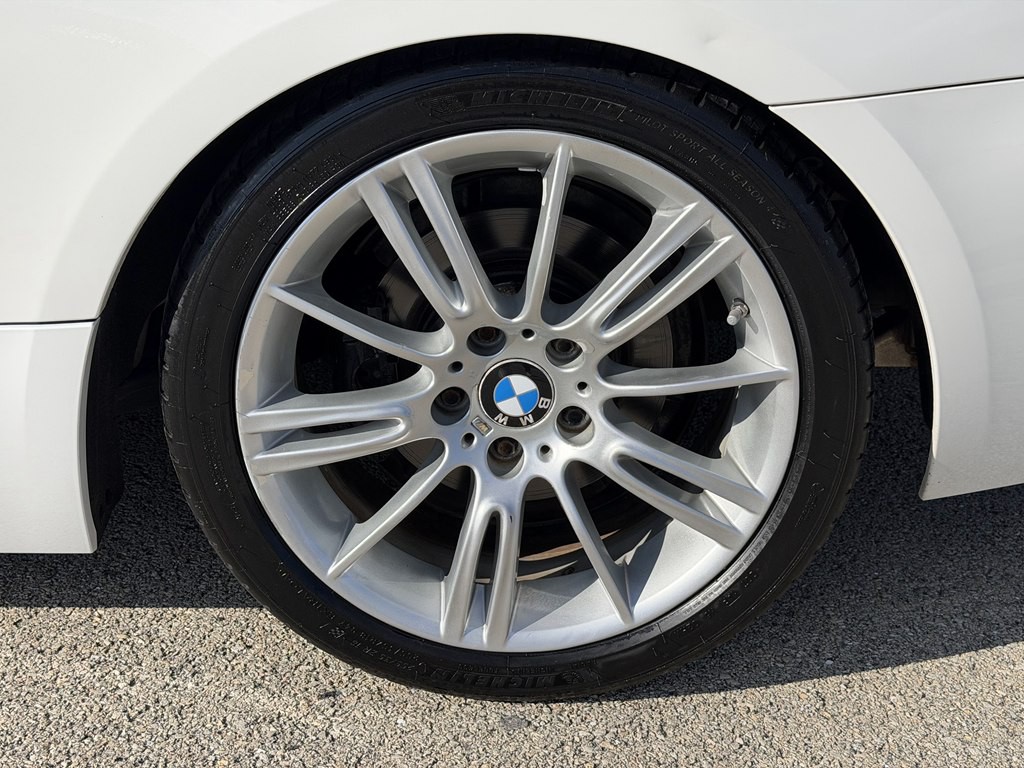 2011 BMW 3 Series Image 17