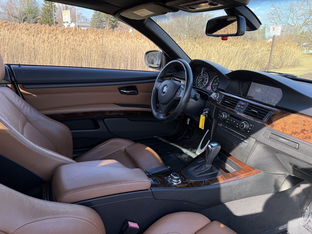 2011 BMW 3 Series Image 24