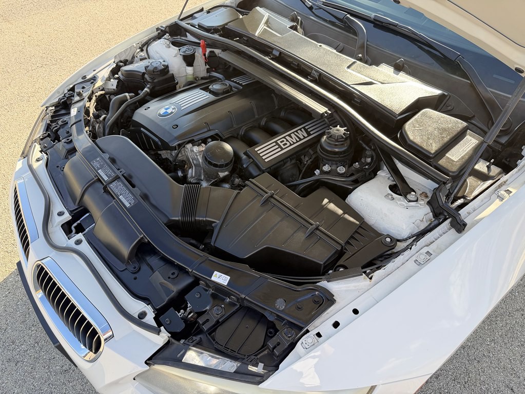 2011 BMW 3 Series Image 25