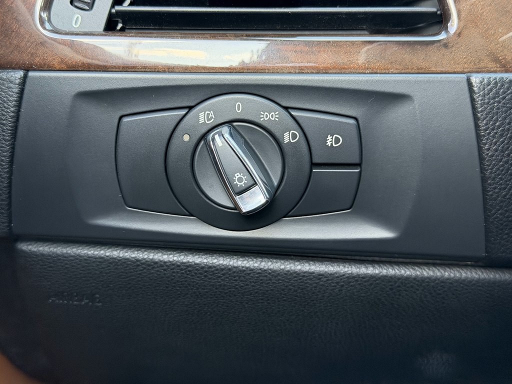 2011 BMW 3 Series Image 34