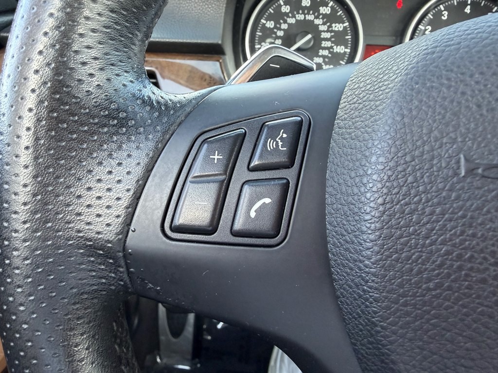 2011 BMW 3 Series Image 36