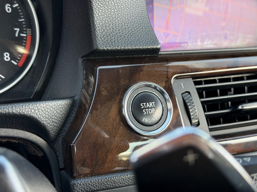 2011 BMW 3 Series Image 39