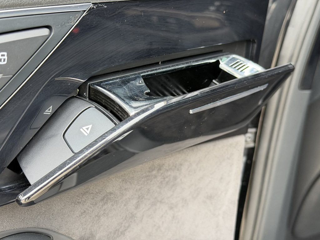 2016 Audi A8 Image 34