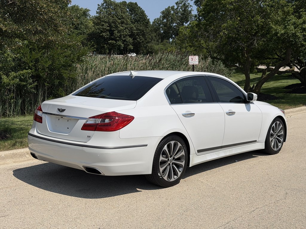 2013 Hyundai Genesis Image 2