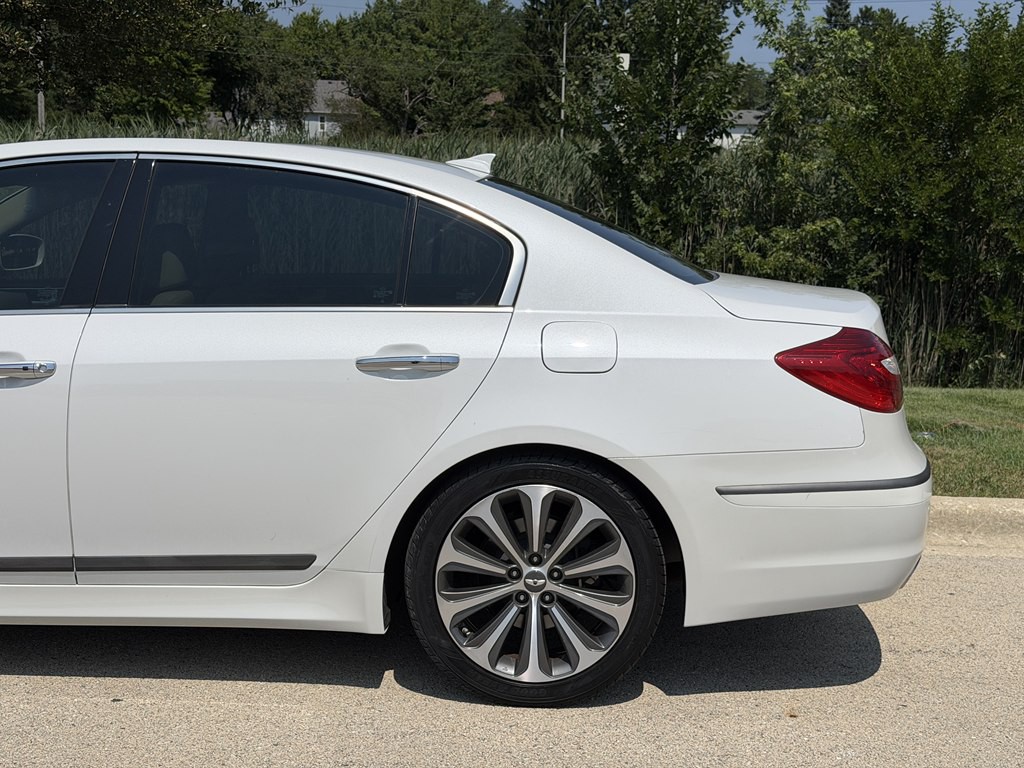2013 Hyundai Genesis Image 10