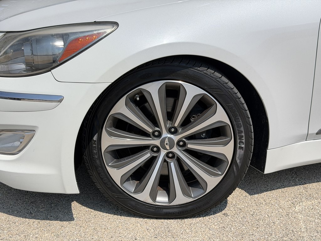 2013 Hyundai Genesis Image 13