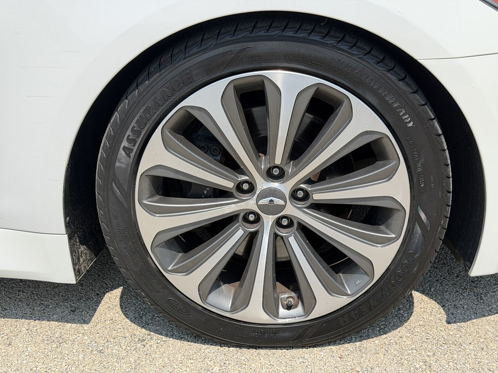 2013 Hyundai Genesis Image 16