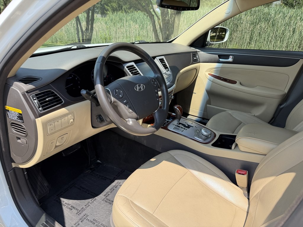 2013 Hyundai Genesis Image 24