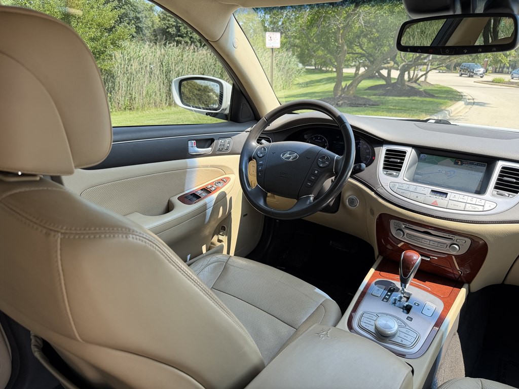 2013 Hyundai Genesis Image 25