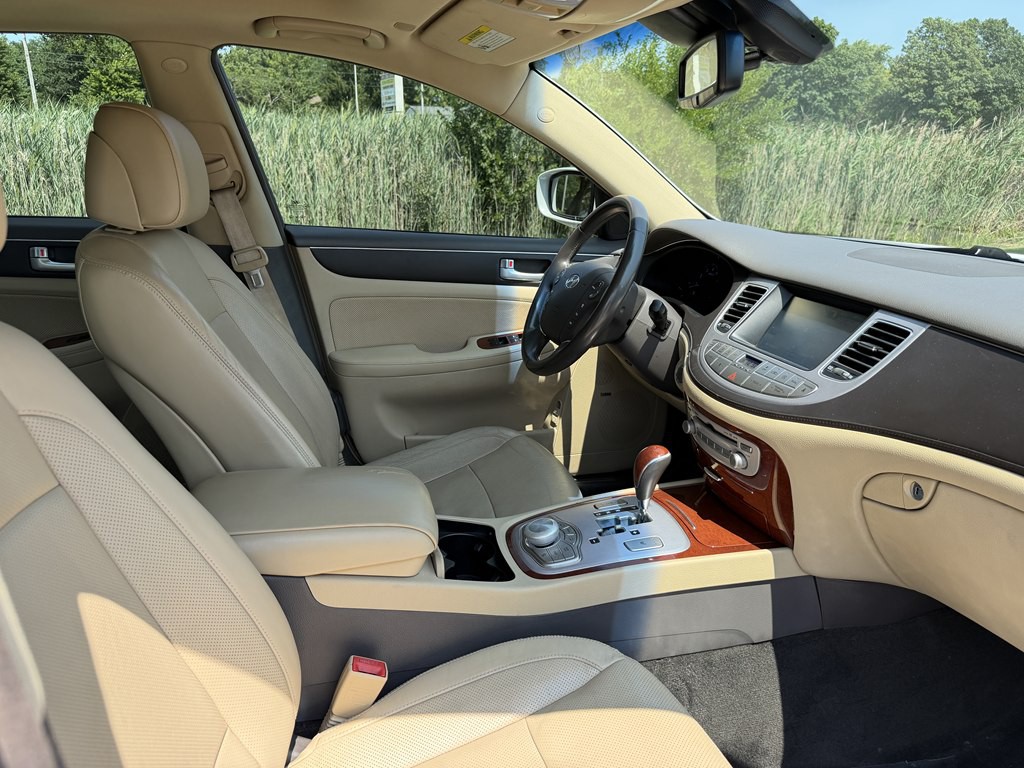 2013 Hyundai Genesis Image 26
