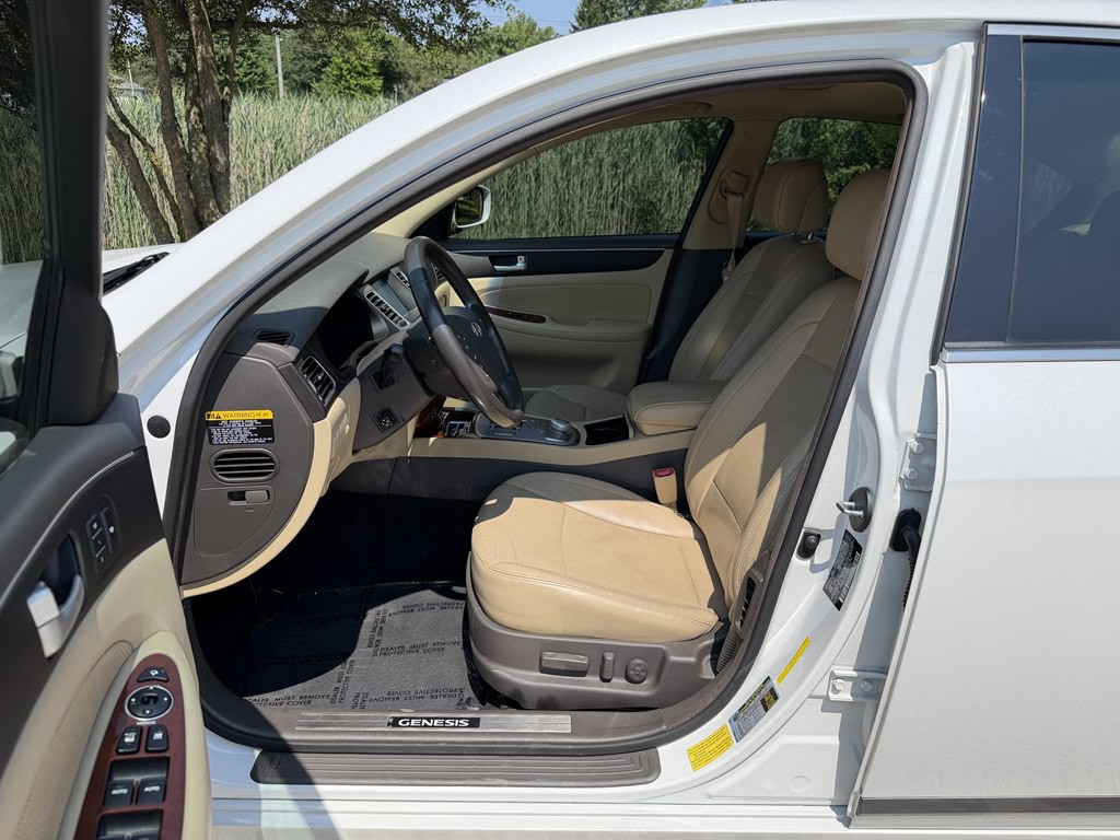 2013 Hyundai Genesis Image 30