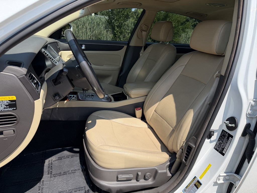 2013 Hyundai Genesis Image 31