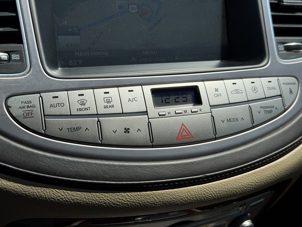 2013 Hyundai Genesis Image 32