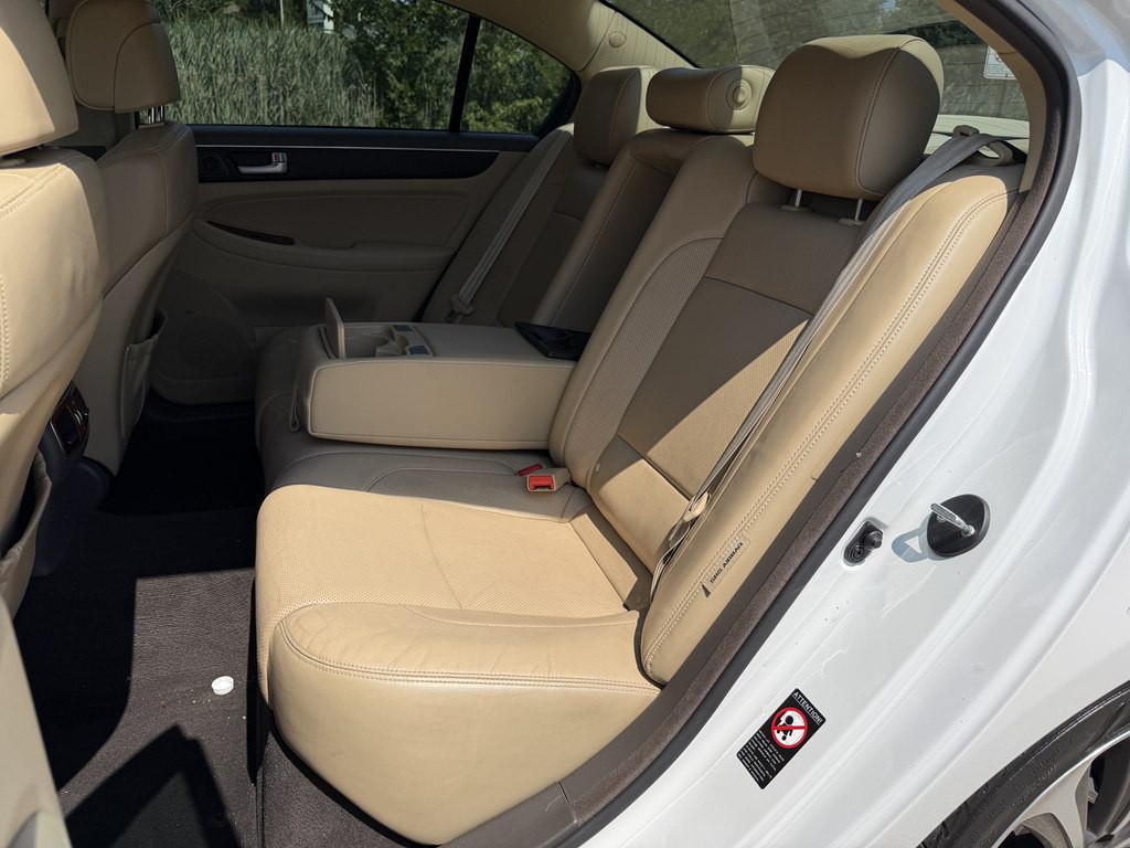 2013 Hyundai Genesis Image 37