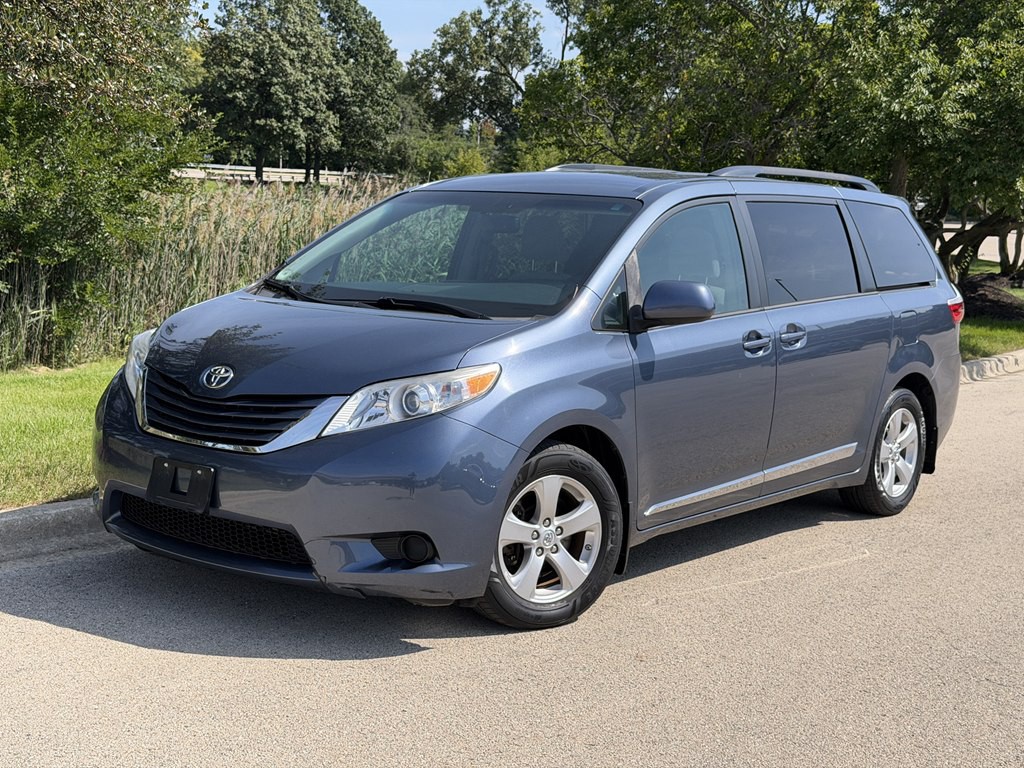 2017 Toyota Sienna Image 1