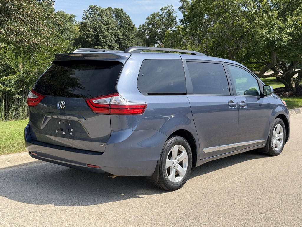 2017 Toyota Sienna Image 2