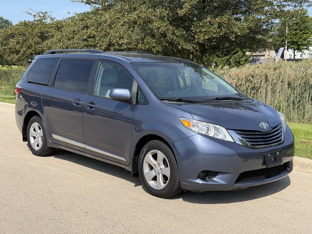 2017 Toyota Sienna Image 3