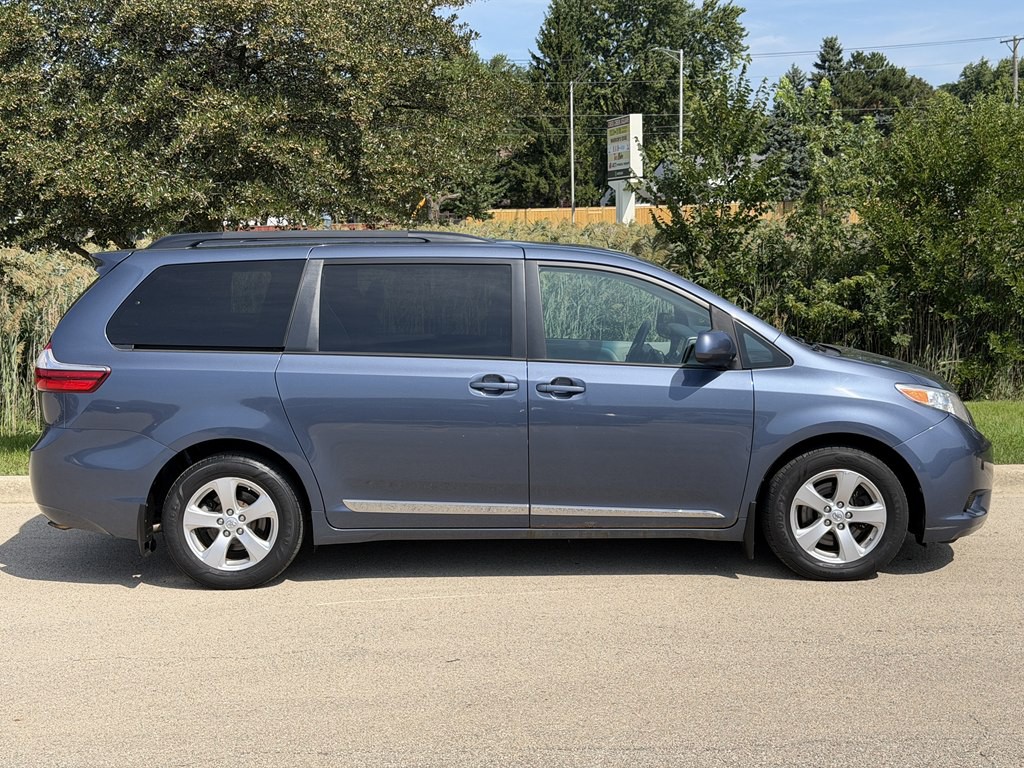 2017 Toyota Sienna Image 5