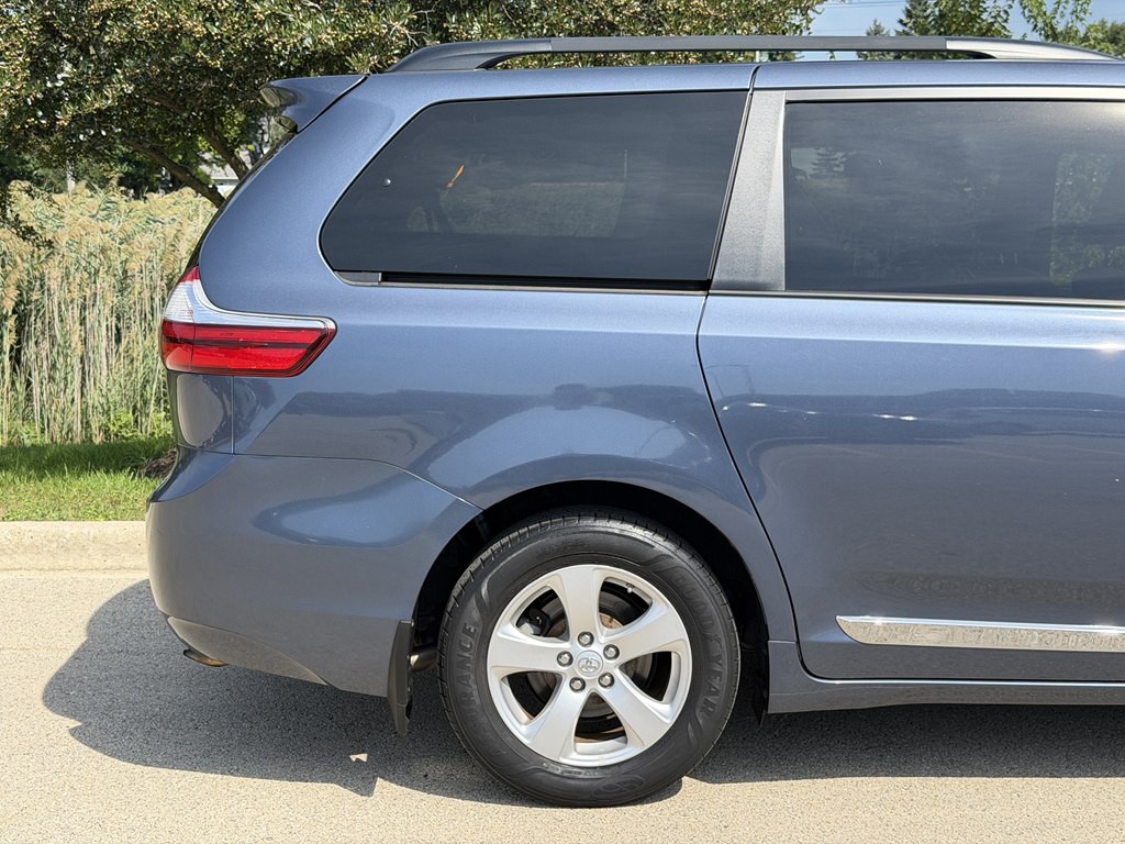 2017 Toyota Sienna Image 6