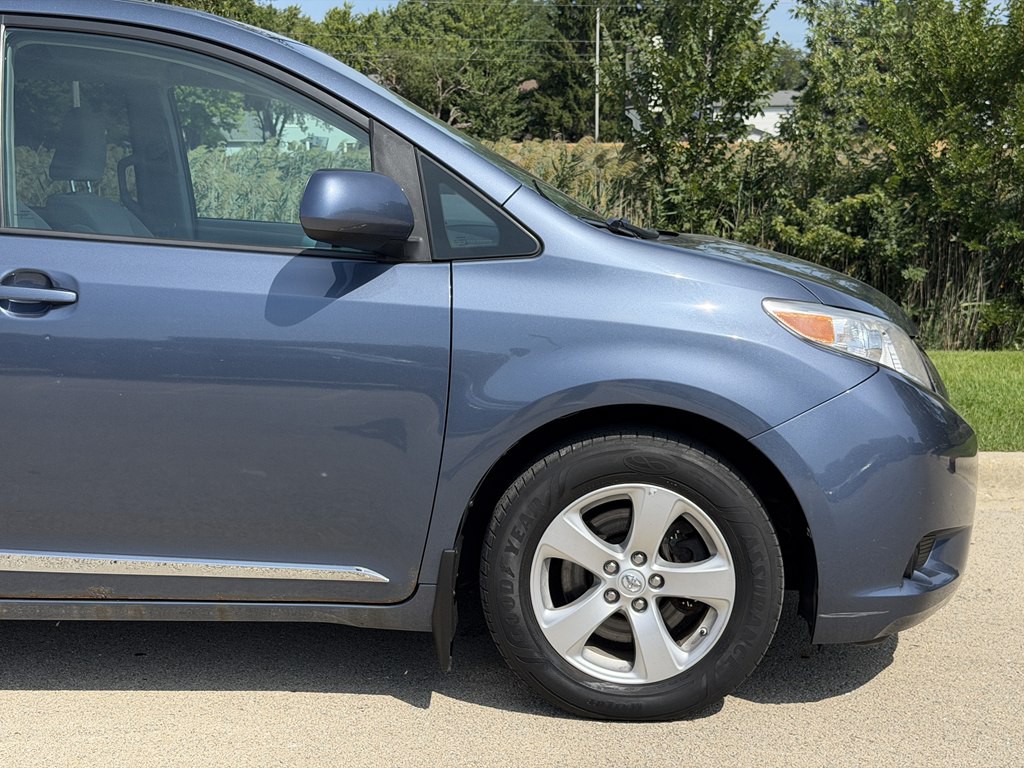 2017 Toyota Sienna Image 7