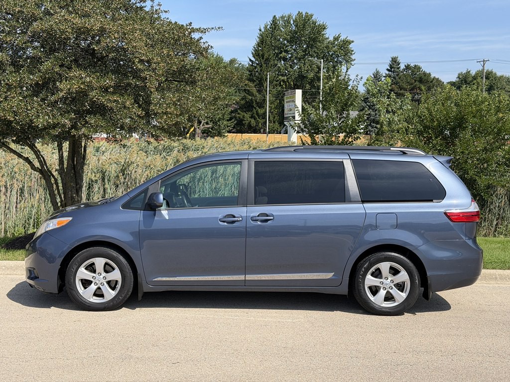 2017 Toyota Sienna Image 8