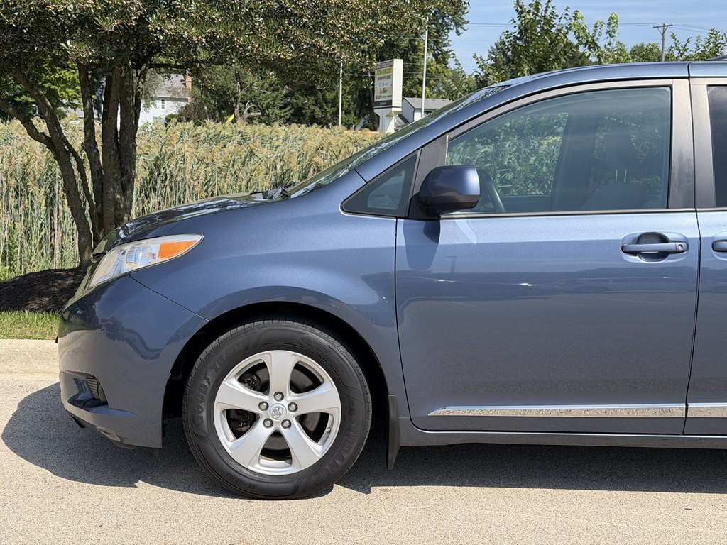 2017 Toyota Sienna Image 9