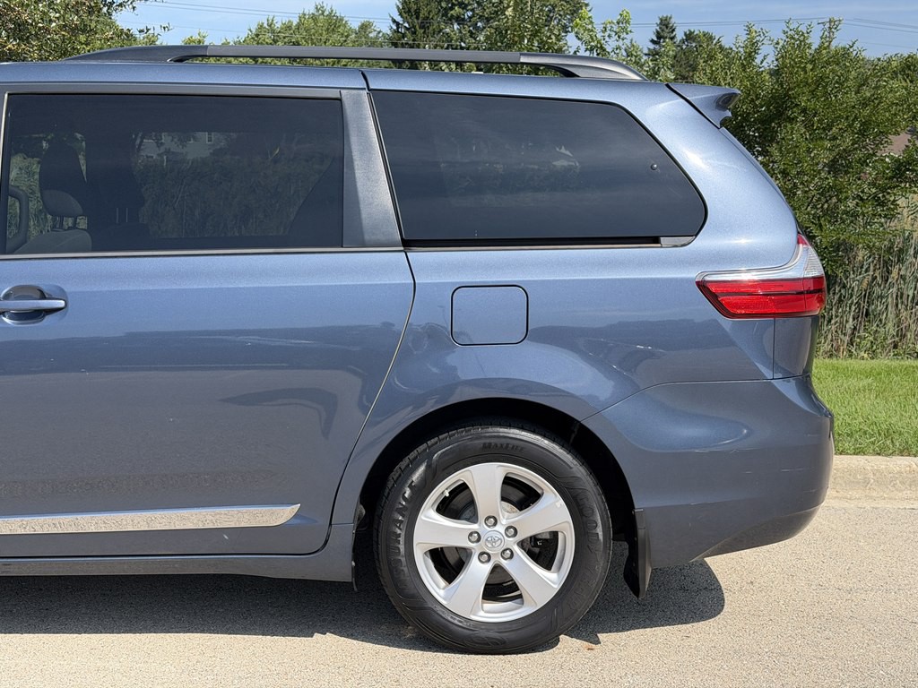 2017 Toyota Sienna Image 10