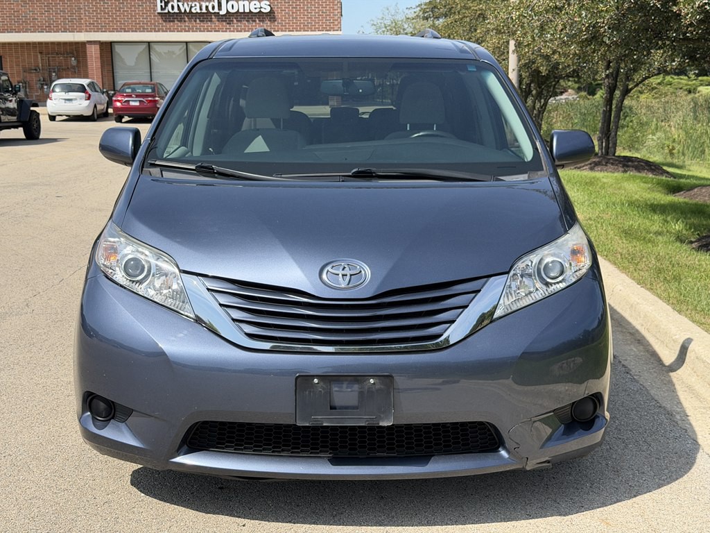 2017 Toyota Sienna Image 11