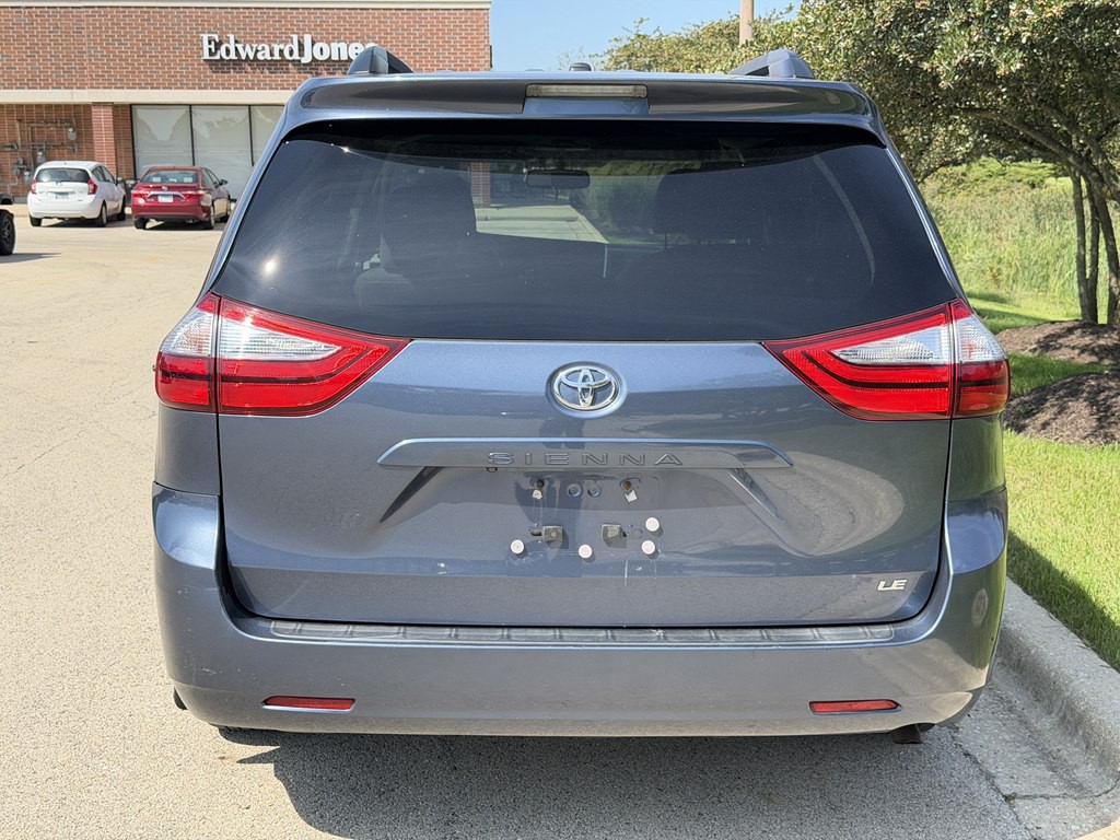 2017 Toyota Sienna Image 12