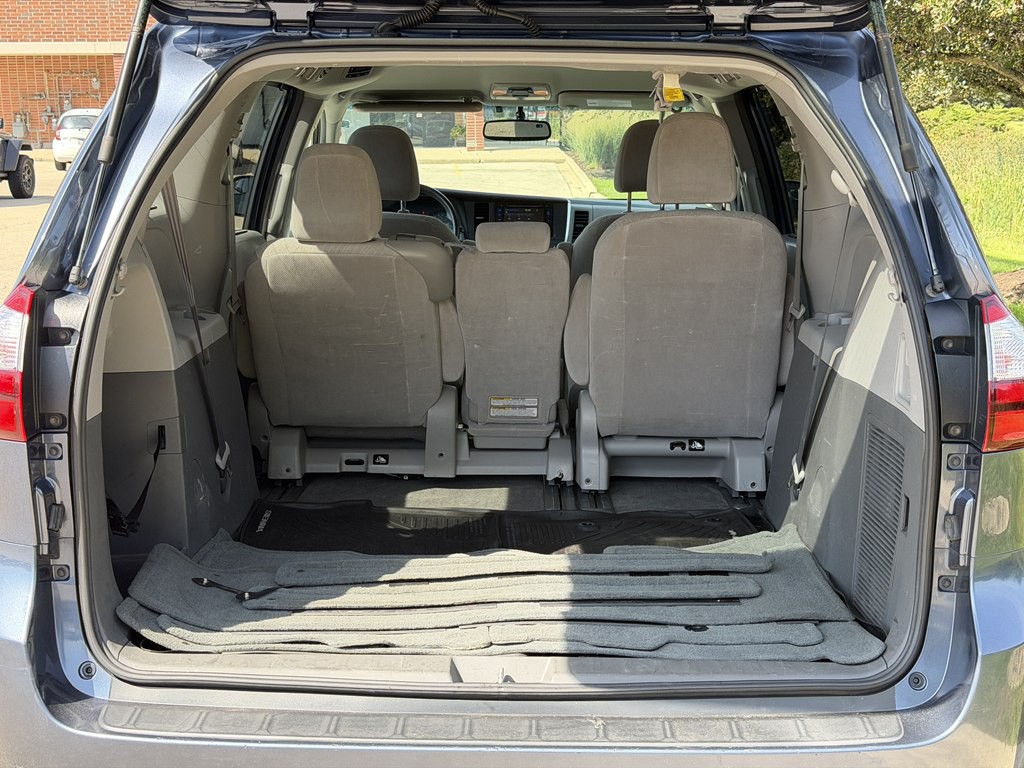 2017 Toyota Sienna Image 14