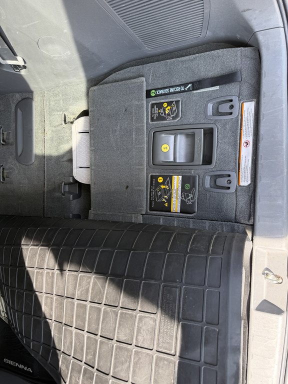 2017 Toyota Sienna Image 15
