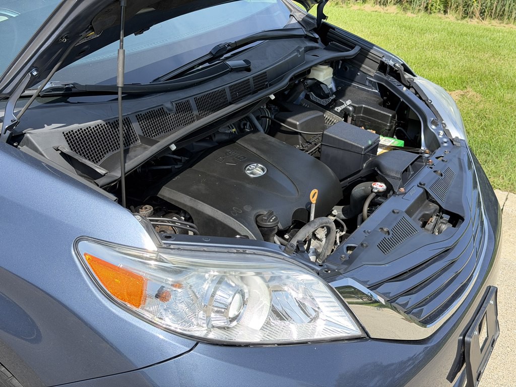 2017 Toyota Sienna Image 16