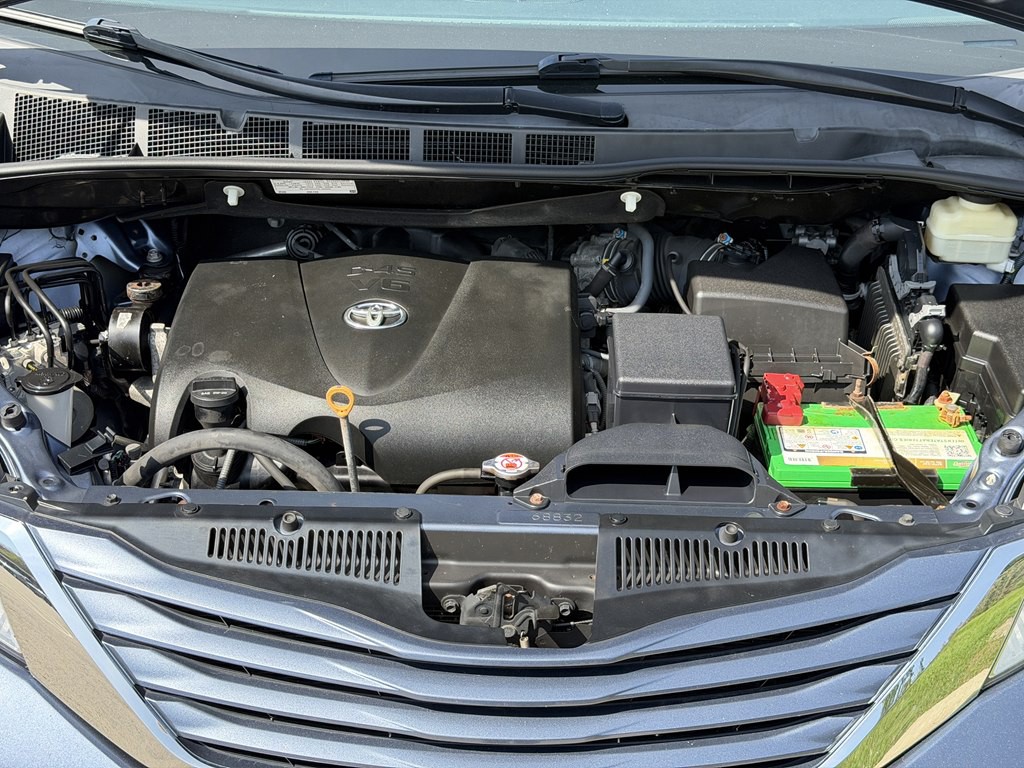 2017 Toyota Sienna Image 17