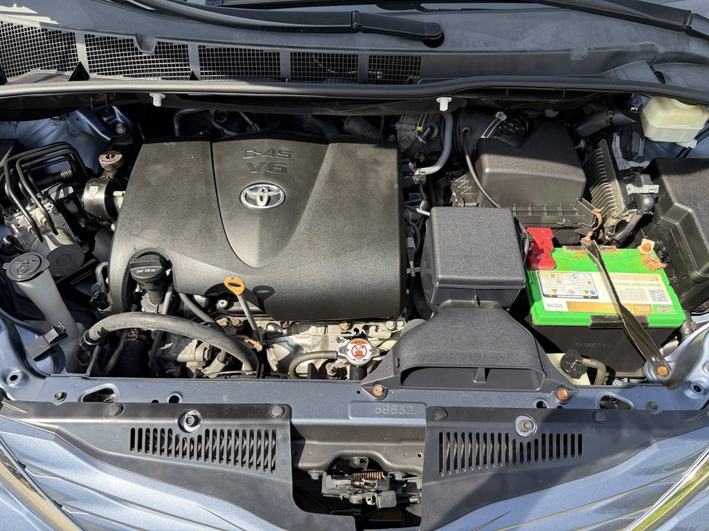 2017 Toyota Sienna Image 18