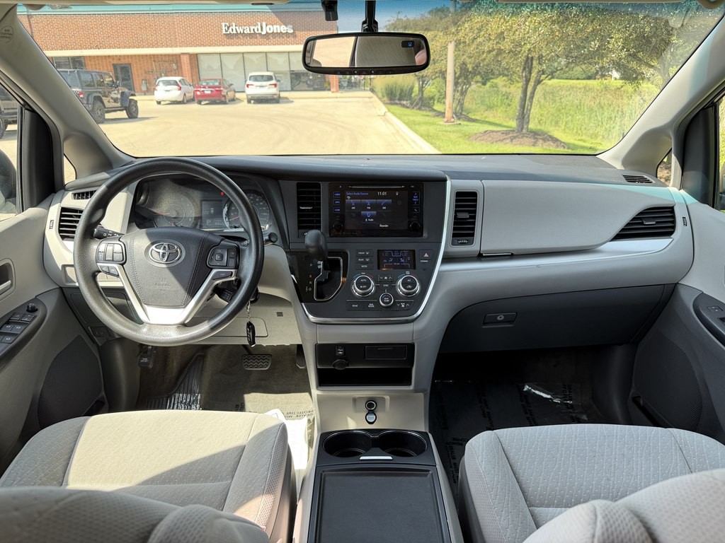 2017 Toyota Sienna Image 25
