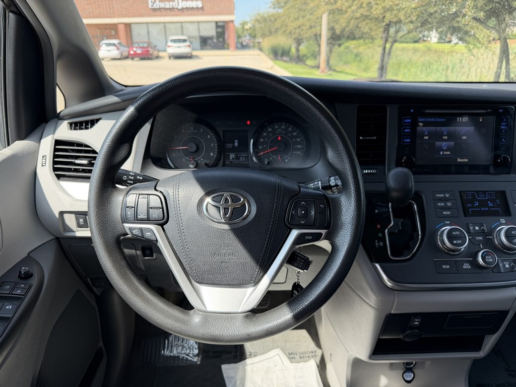 2017 Toyota Sienna Image 26