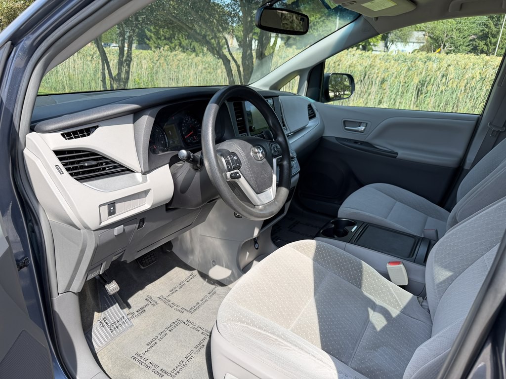 2017 Toyota Sienna Image 28