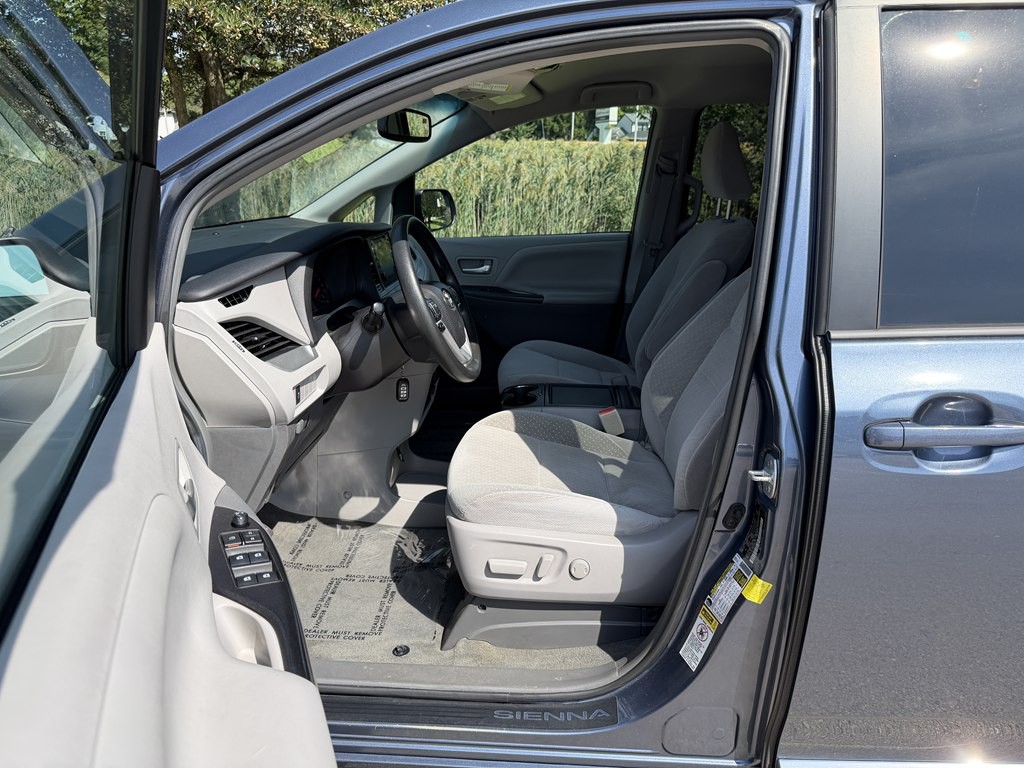 2017 Toyota Sienna Image 29