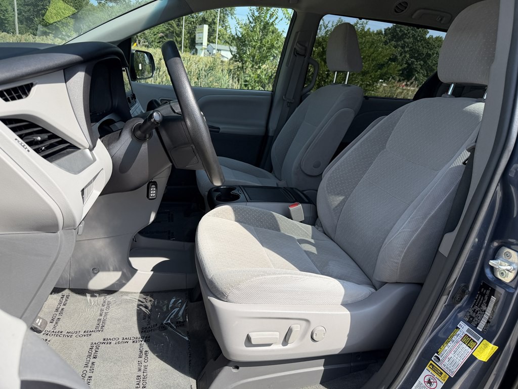 2017 Toyota Sienna Image 30