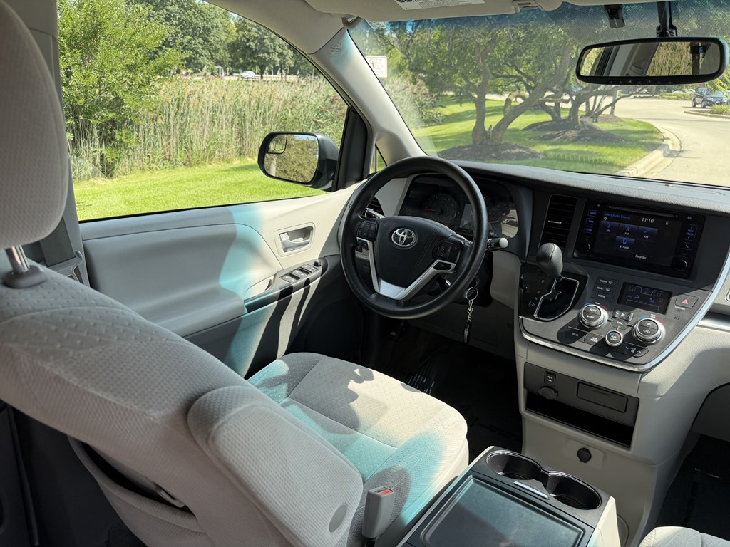 2017 Toyota Sienna Image 31